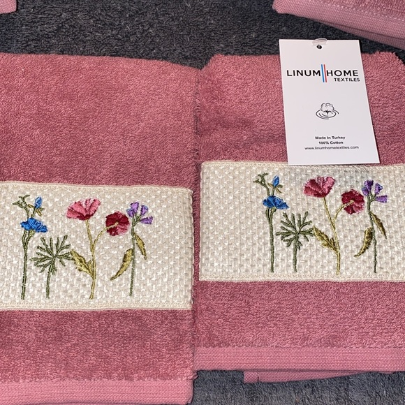 Beautiful NWT Pink Embroidered Flowers Towel Set - Picture 4 of 13